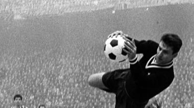 Un portiere si tuffa e blocca il pallone in una partita di Serie A del 1965