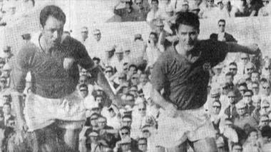 Un difensore insegue un attaccante durante una partita di Serie A del 1962